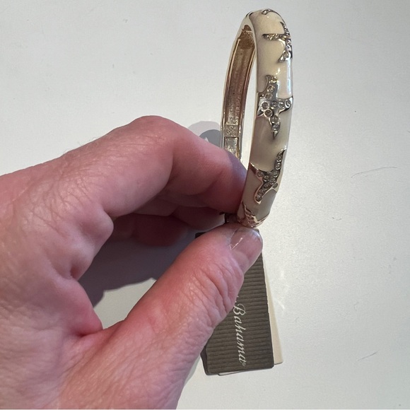 Small White Rhinestone Starfish Enamel Hinged Bracelet - Picture 1 of 4